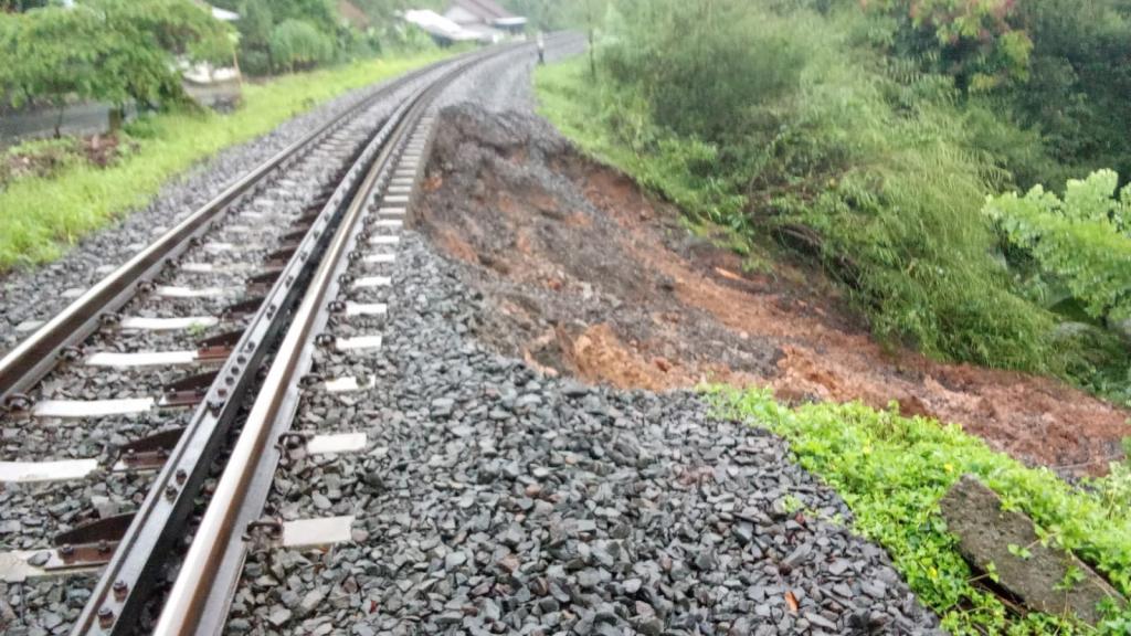 Longsor Ganggu Jalur Rel, PT KAI Daop 2 Hentikan Sementara Perjalanan Kereta di Ciamis-Manonjaya