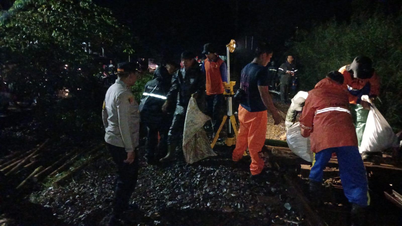 Perbaikan Jalur Rel Ciamis-Manonjaya yang Longsor Diperkirakan Selesai Malam Ini, Bisa Dilintasi dengan Kecepatan Terbatas