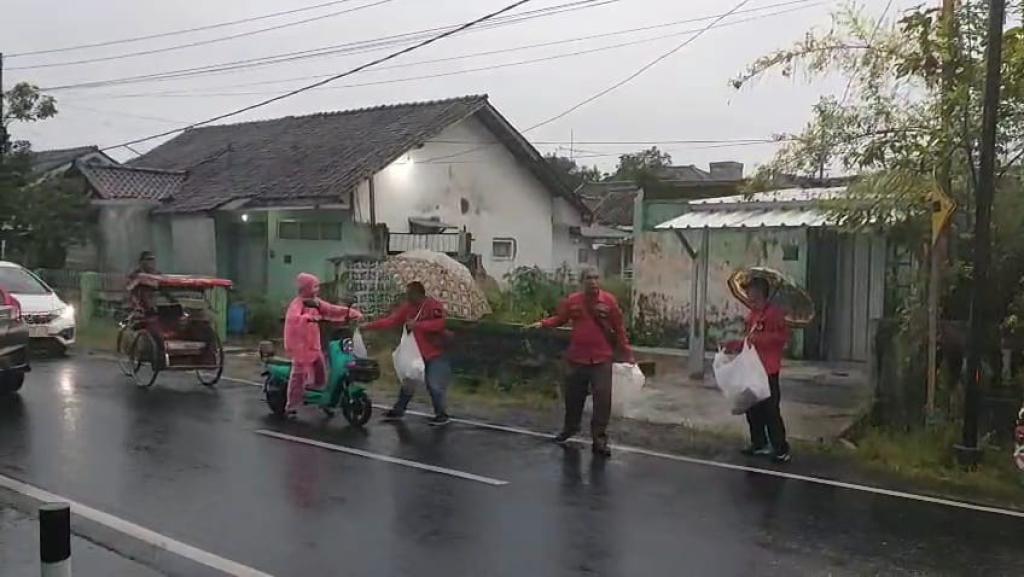 Pemuda Batak Bersatu DPC Kokab Tasikmalaya Bagikan Ratusan Takjil di Penghujung Ramadan 2025