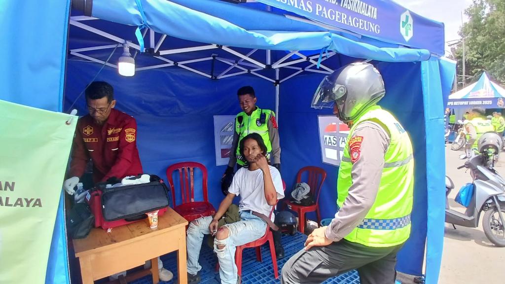 Sigap! Dua Polisi Bantu Pemudik yang Terjatuh di Jalur Gentong Tasikmalaya