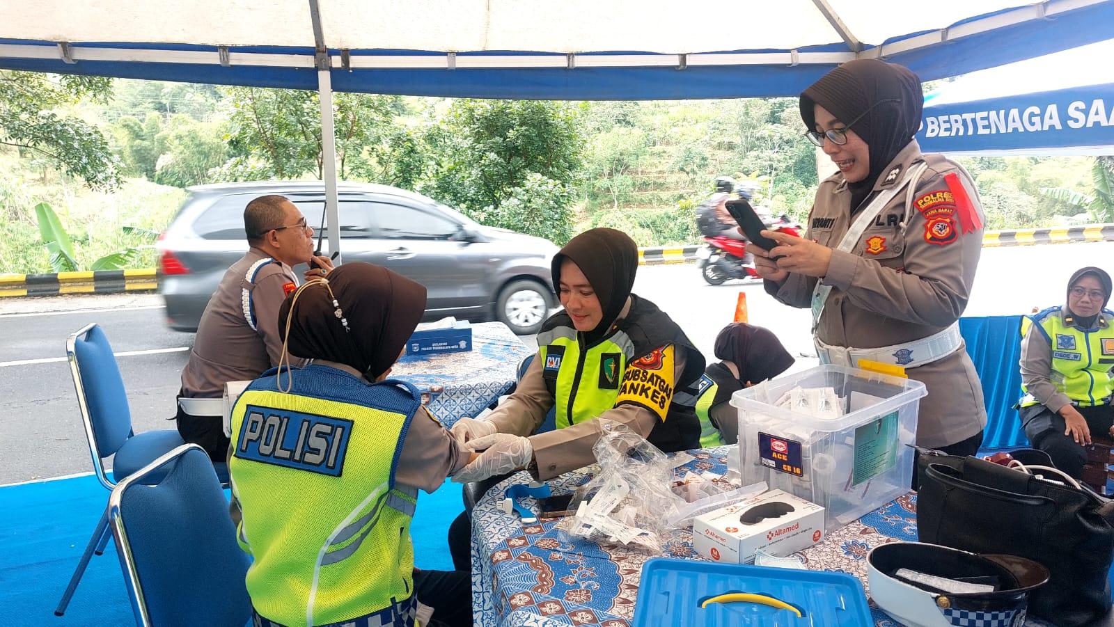 Sidokkes Polres Tasikmalaya Kota Cek Kesehatan Personel yang Bertugas Amankan Mudik Lebaran 2025