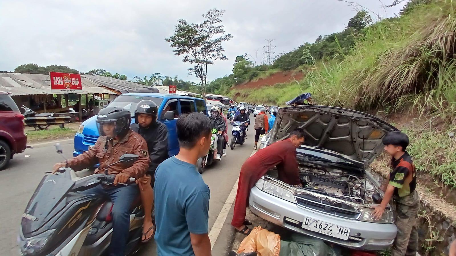 Puluhan Mobil Pemudik Mogok di Tanjakan Gentong Tasikmalaya, Mayoritas Rusak Kopling, Arus Balik Lebaran Sempat Tersendat