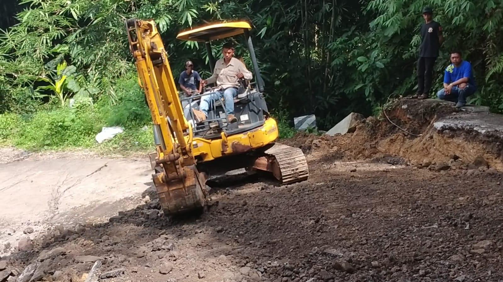 Jalan Cimaragas–Cidolog Ambles, Pemkab Ciamis Turunkan Alat Berat untuk Percepatan Perbaikan