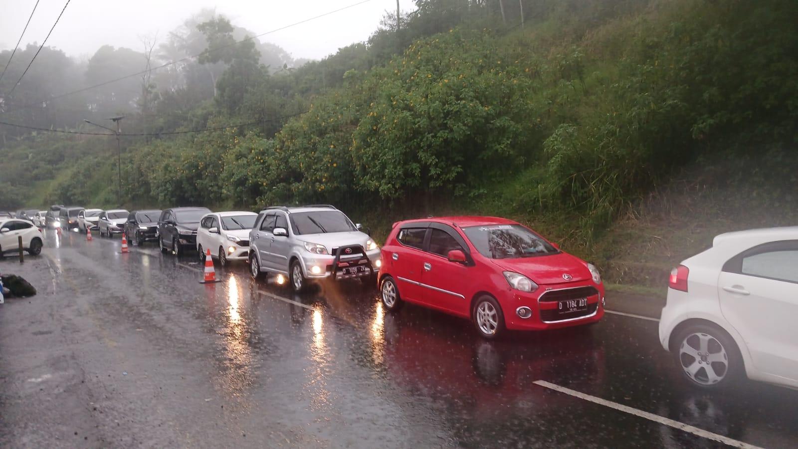 Hujan Deras Guyur Jalur Gentong, Polantas Lakukan Dua Kali One Way dari Tasikmalaya ke Bandung