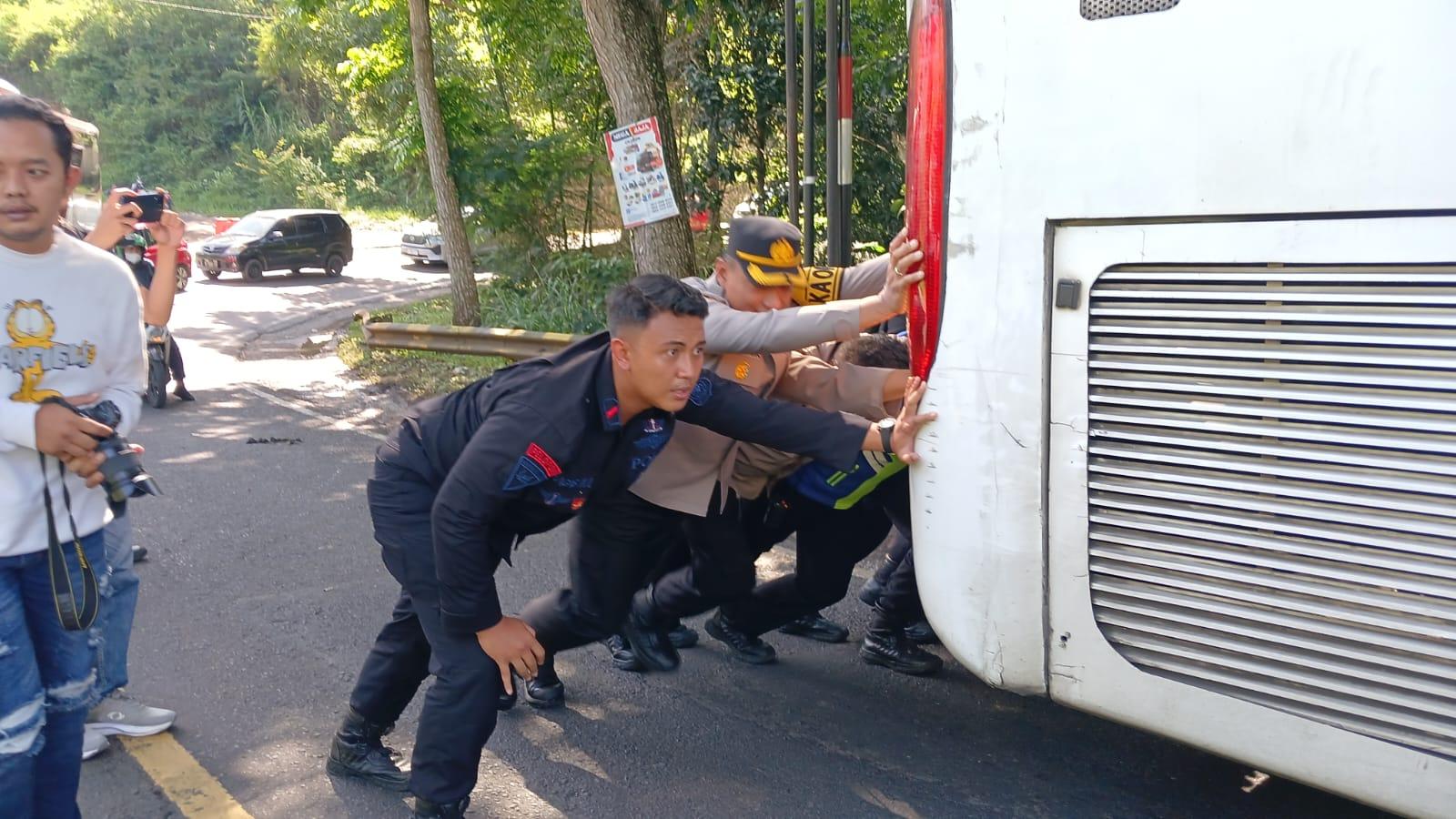 Polres Tasikmalaya Kota dan Brimob Atasi Bus Mogok di Tikungan Gentong, Lalu Lintas Kembali Lancar