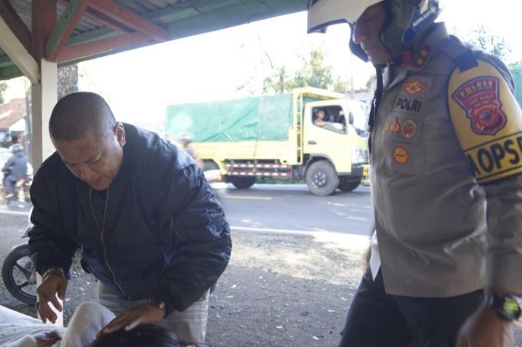 Kapolres Tasikmalaya Kota Tanggap Bantu Pemudik yang Sakit saat Perjalanan