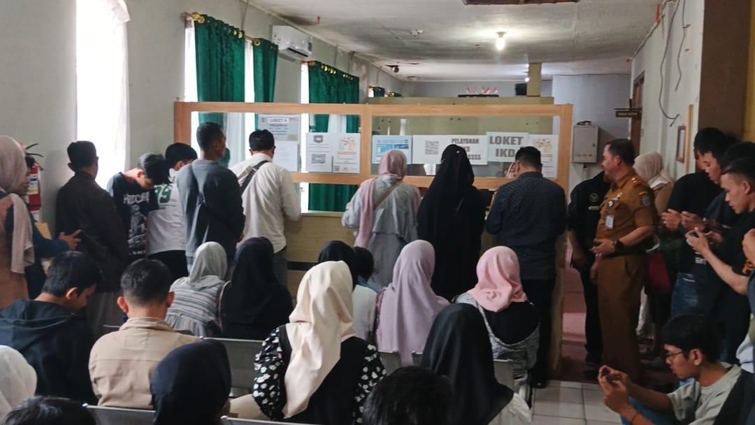 Warga Serbu Kantor Disdukcapil Ciamis Usai Lebaran, Antrean Mengular Sejak Pagi