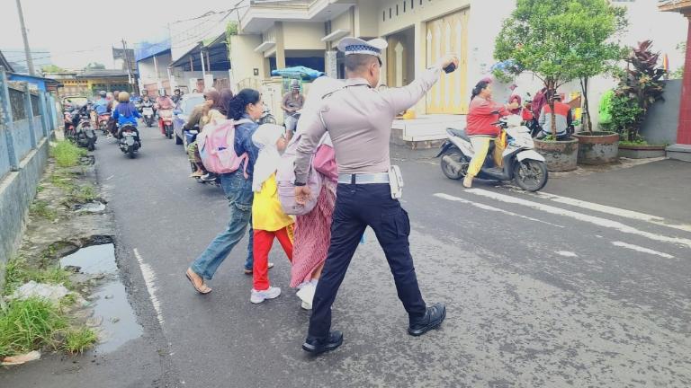 Unit Lantas Polsek Cihideung Polres Tasikmalaya Kota Laksanakan Gatur Lalin Pagi dan Bantu Anak Sekolah Menyebrang