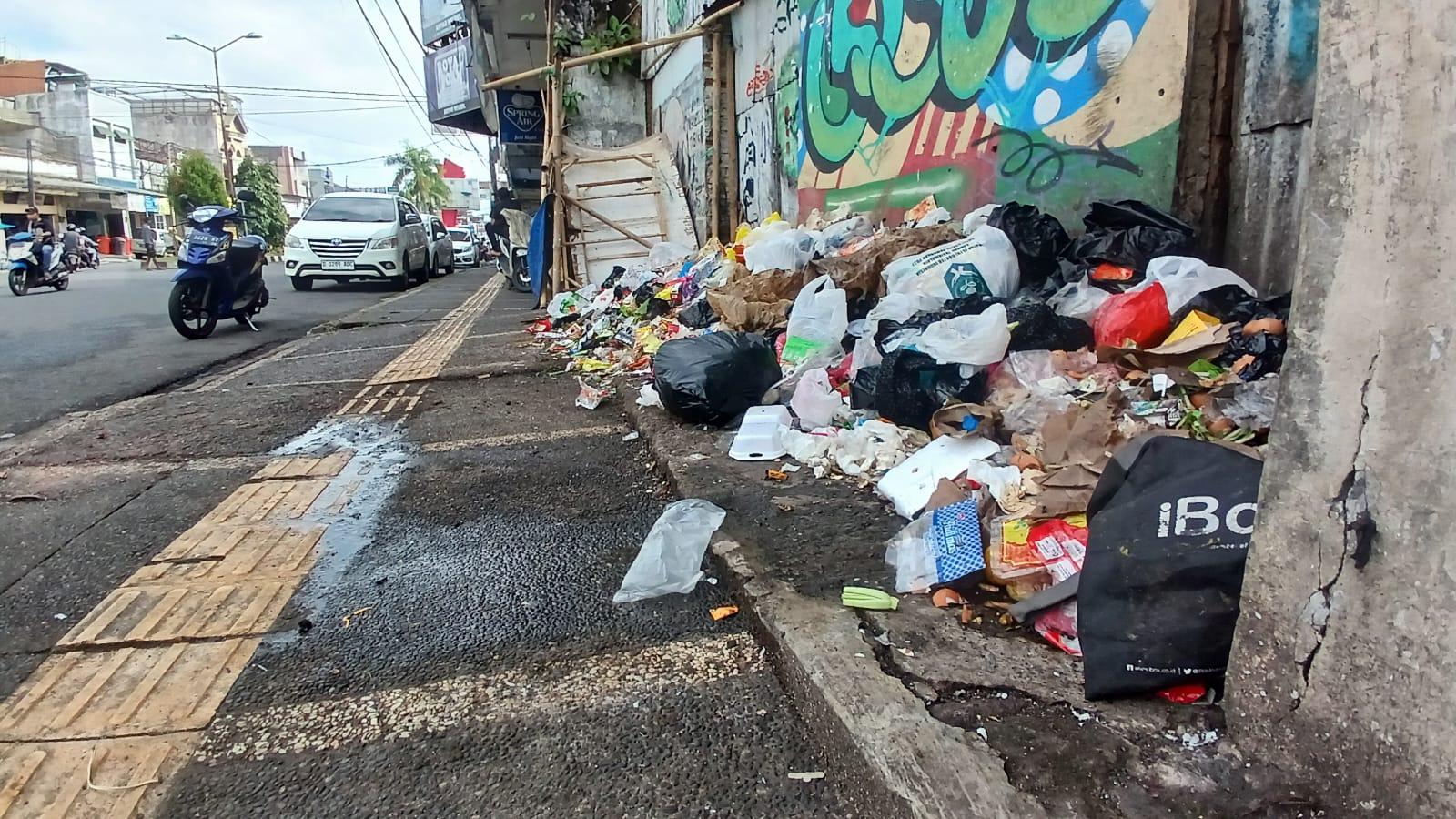 Tumpukan Sampah Menyesaki Bahu Jalan Protokol di Tasikmalaya, Warga Resah