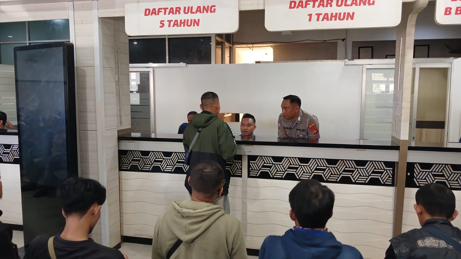 Program Pemutihan Pajak Disambut Antusias Warga, Samsat Sukaraja Tasikmalaya Ramai Sejak Pagi