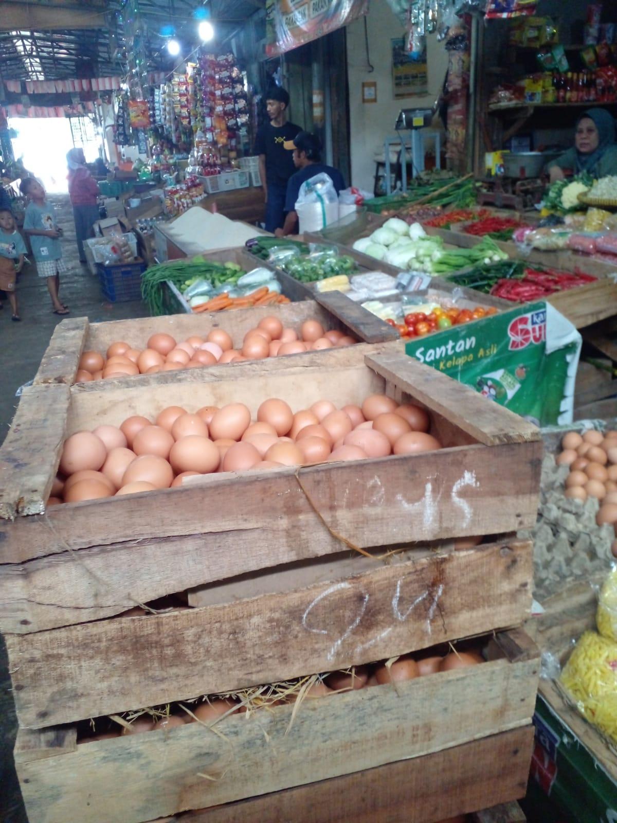 Harga Telur Ayam Ras di Pasar Ciamis Terus Merosot Usai Lebaran, Kini Rp27 Ribhu per Kg