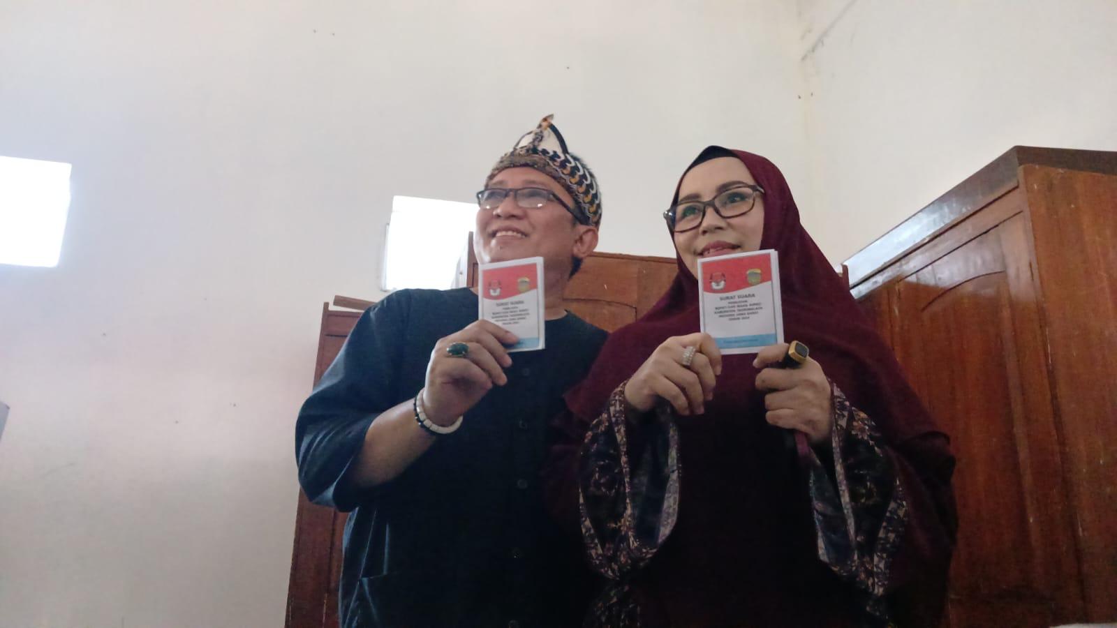 Calon Bupati Ai Diantani dan Ade Sugianto Jalan Kaki ke TPS, Tunjukkan Semangat Demokrasi di PSU Tasikmalaya