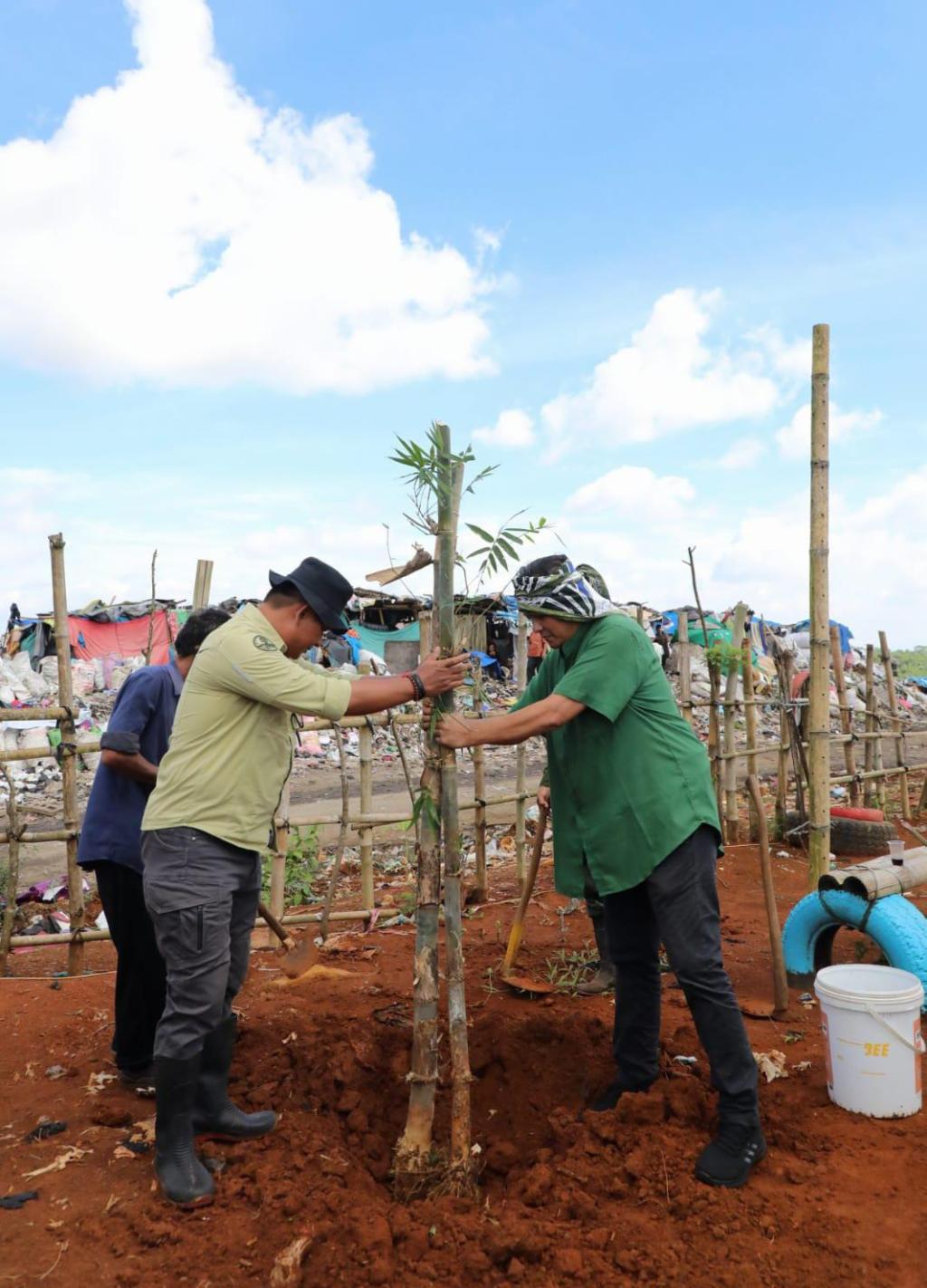 Hari Bumi 2025, Pemkot Tasikmalaya Ajak Warga Hijaukan TPA Ciangir Lewat Aksi Tanam Pohon