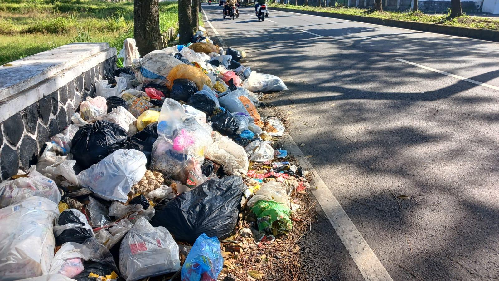 Tumpukan Sampah Kembali Cemari Jalan Gubernur Sewaka, Diduga Dibuang Sembarangan oleh Pengendara