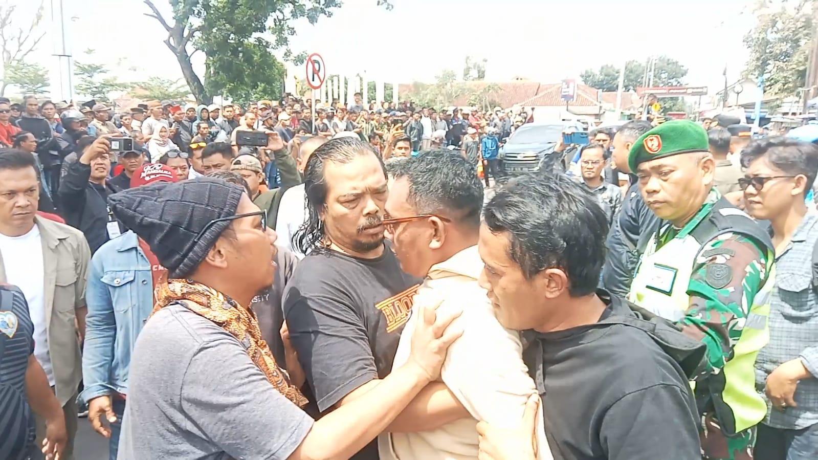 Pleno KPU Kabupaten Tasikmalaya Diwarnai Aksi Protes dari Simpatisan Paslon 03