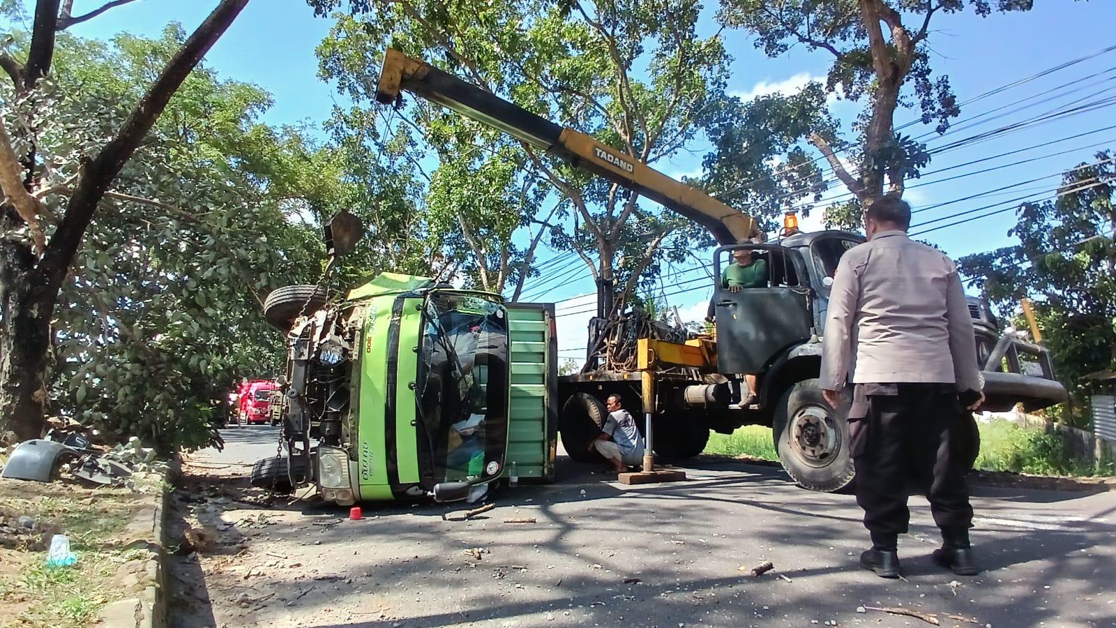 Mobil Box Bermuatan Cat Terguling Usai Tabrak Pohon di Jalan Letjen Mashudi Tasikmalaya