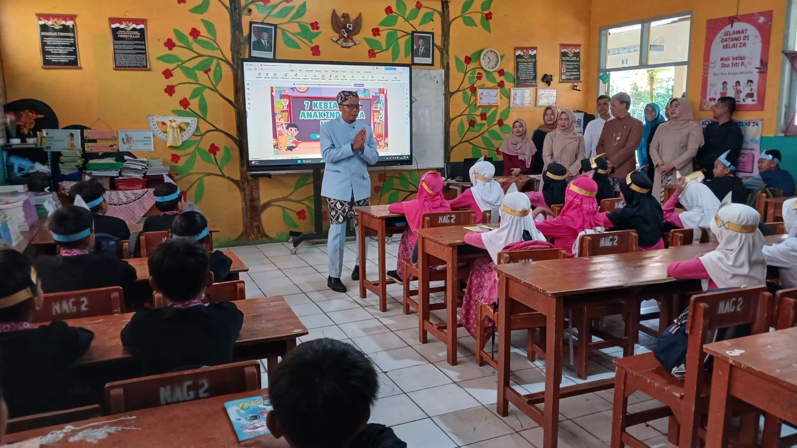 Peringati Hardiknas 2025, Wali Kota Tasikmalaya Sambangi Sekolah dan Ajak Pelajar Jaga Kebersihan