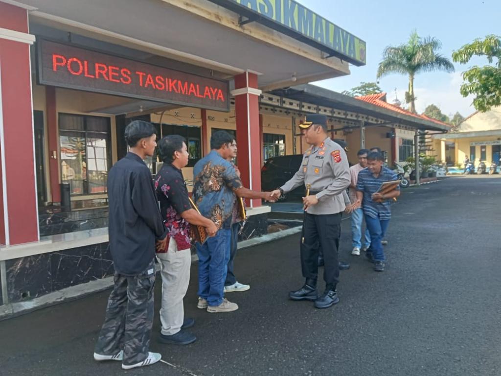 Polres Tasikmalaya Berikan Penghargaan kepada 52 Personel Berprestasi dan 7 Warga yang Berjasa di Tanjakan Bohong