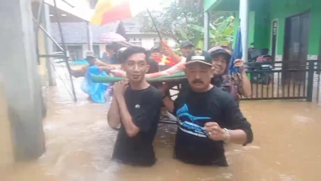 Banjir Setinggi 2 Meter Rendam Ribuan Rumah di Tasikmalaya, Warga Dievakuasi Pakai Tandu