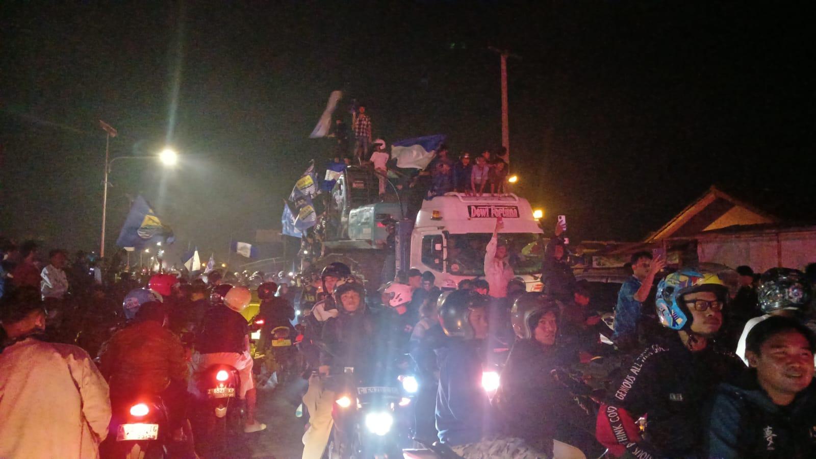 Perayaan Persib Juara Liga 1 2024/2025 di Tasikmalaya Pecah, Puluhan Ribu Bobotoh Berkumpul di Simpang 4 Lanud