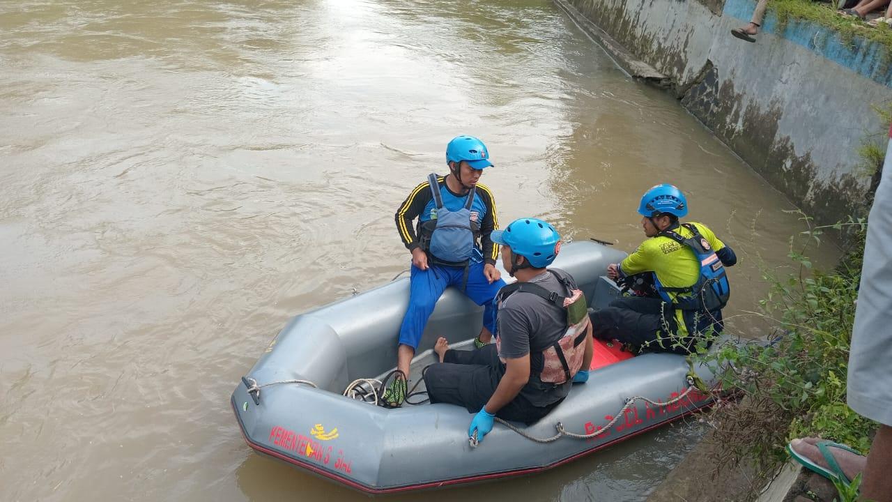 Pemuda Tasikmalaya Hanyut di Sungai Cikidang Saat Ambil Bola Voli, Pencarian Masih Berlanjut