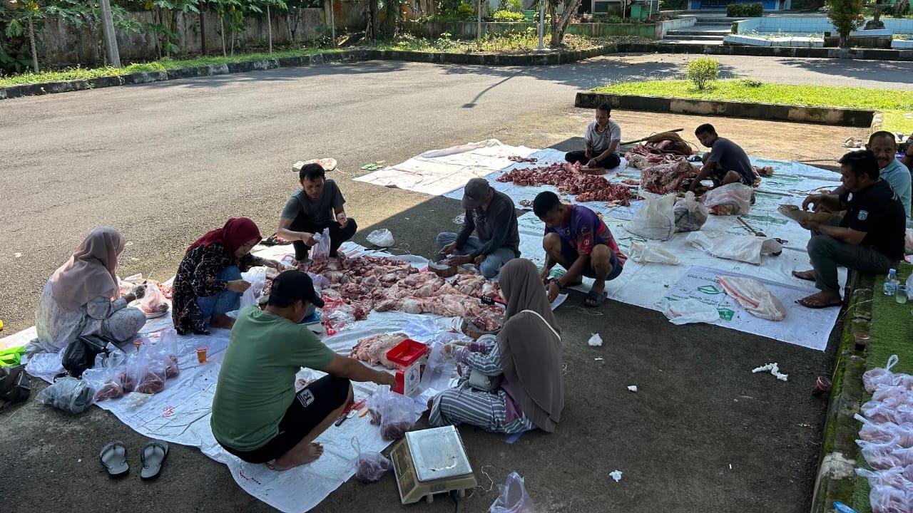 Ratusan Warga Banjar Terima Daging Kurban Bantuan Presiden Prabowo