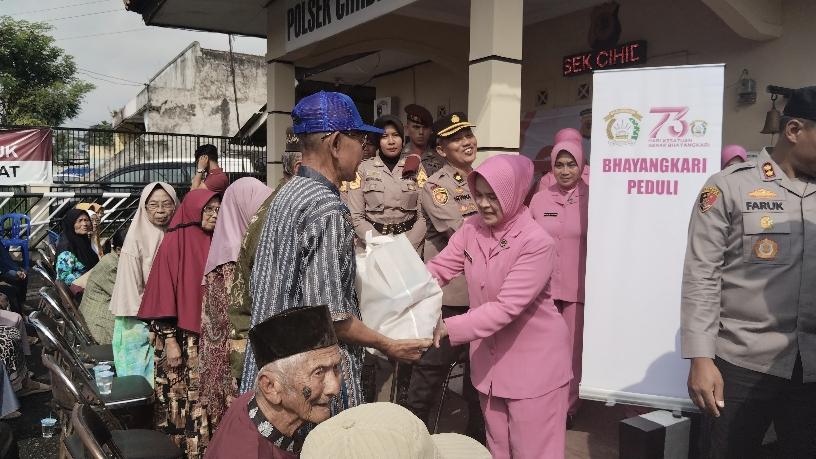 Sambut Hari Bhayangkara ke-79, Polsek Cihideung Bagikan Puluhan Paket Sembako untuk Lansia dan Jompo