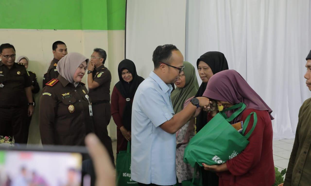 Semangat Kolaborasi Kejari dan Pemkot Tasikmalaya Salurkan Sembako untuk Warga Kurang Mampu