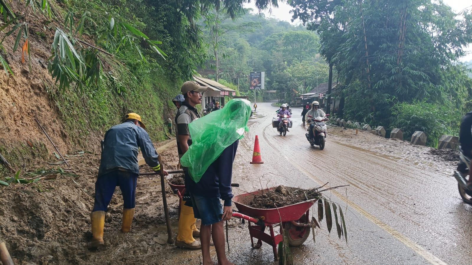 Jalur Garut-Tasikmalaya yang Tertutup Longsor Mulai Bisa Dilintasi Roda 2