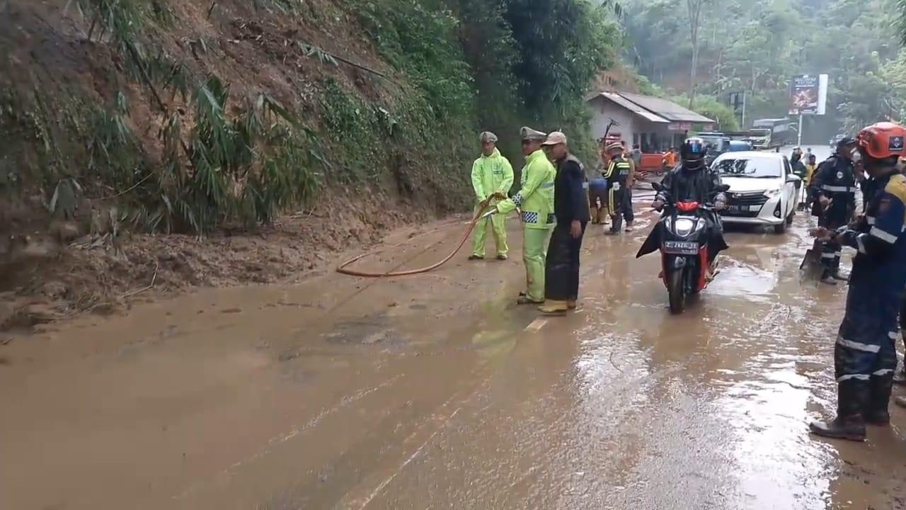 Tim Gabungan Bersihkan Material Longsor di Jalur Garut–Tasikmalaya, Proses Evakuasi Selesai dalam Satu Jam