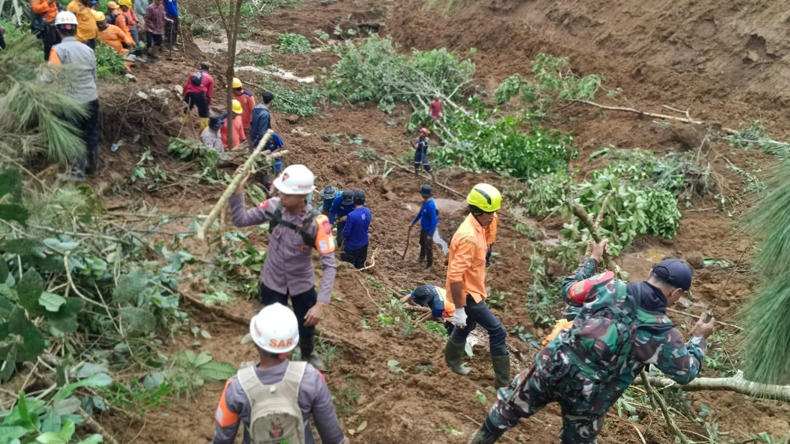 Pencarian Dua Korban Longsor di Salawu Tasikmalaya, Tim SAR Gunakan Alat Manual Akibat Medan Sulit