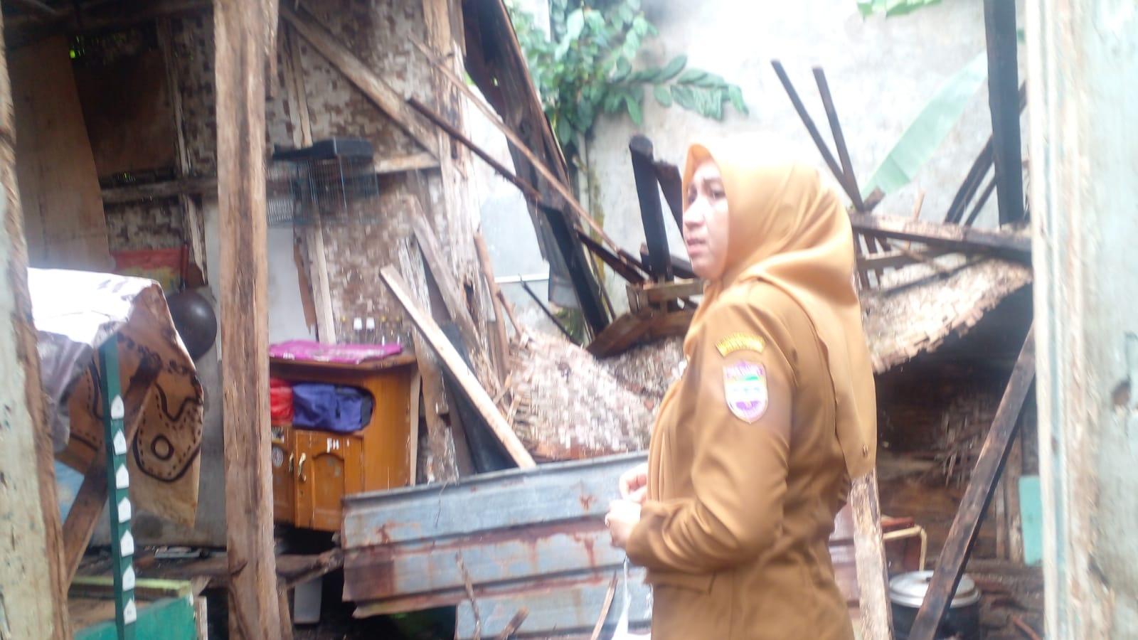 Diterjang Hujan Lebat, Rumah Warga di Ciamis Ambruk