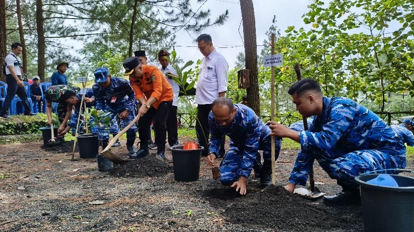 Hari Bakti TNI AU ke-78, Lanud Wiriadinata Tasikmalaya 'Ngagungkeun Galunggung' dengan Aksi Penanaman 1000 Pohon