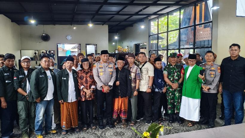 Perkuat Kedekatan dengan Masyarakat, Kapolres Tasikmalaya Kota Gelar Dialog Interaktif dan Salurkan Bantuan Sosial di Tuguraja