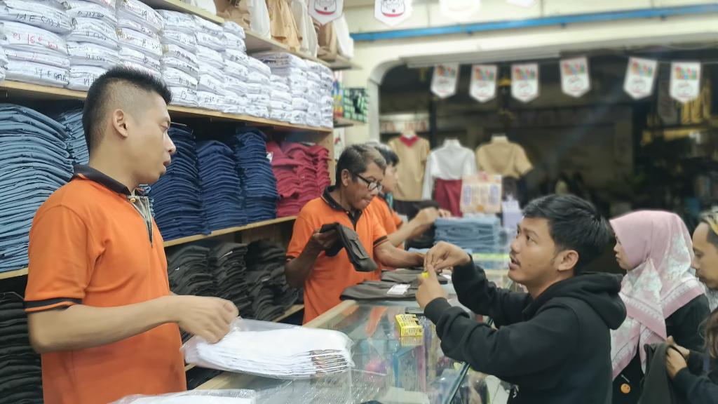 Jelang Masuk Sekolah, Toko Perlengkapan di Tasikmalaya Masih Ramai Hingga Malam