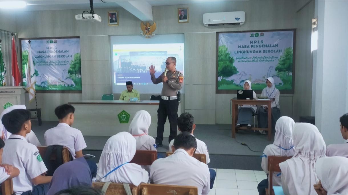 Unit Lantas Polsek Cihideung Hadirkan Edukasi Kepolisian ke Siswa Baru dalam MPLS SMK NU Kota Tasikmalaya