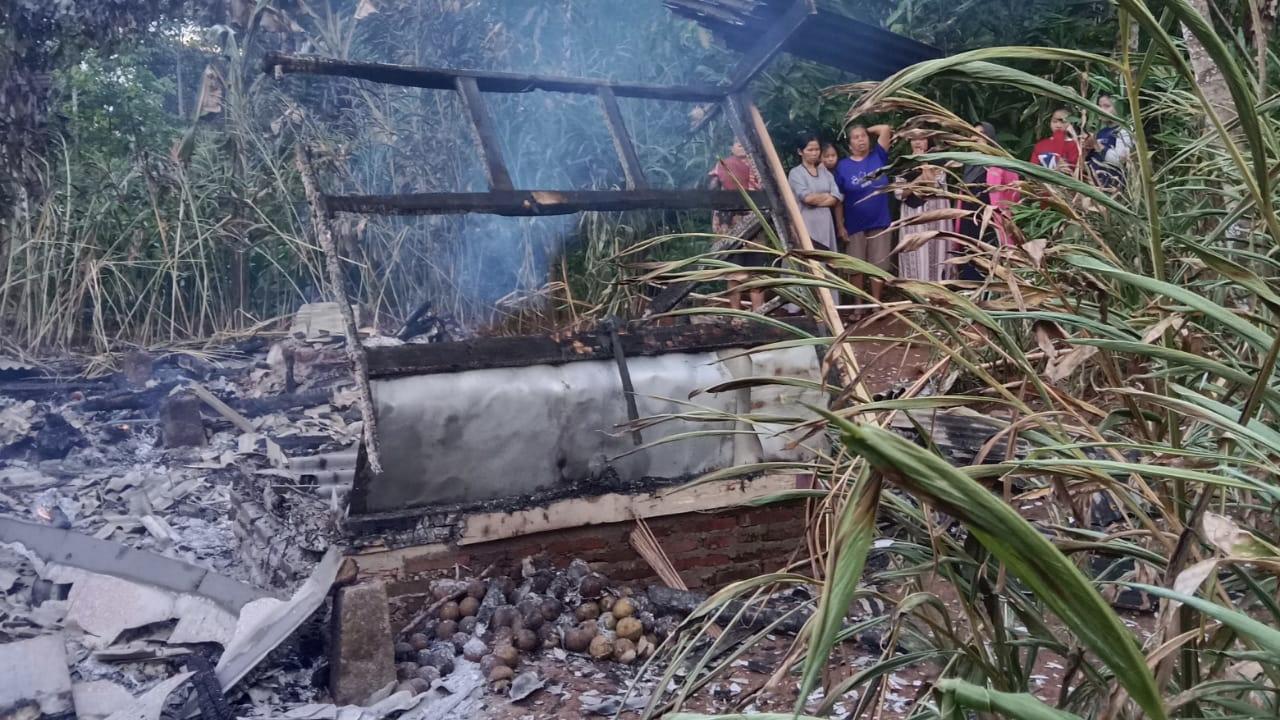 Rumah Panggung di Bojonggambir Tasikmalaya Ludes Terbakar, Kerugian Capai Rp110 Juta