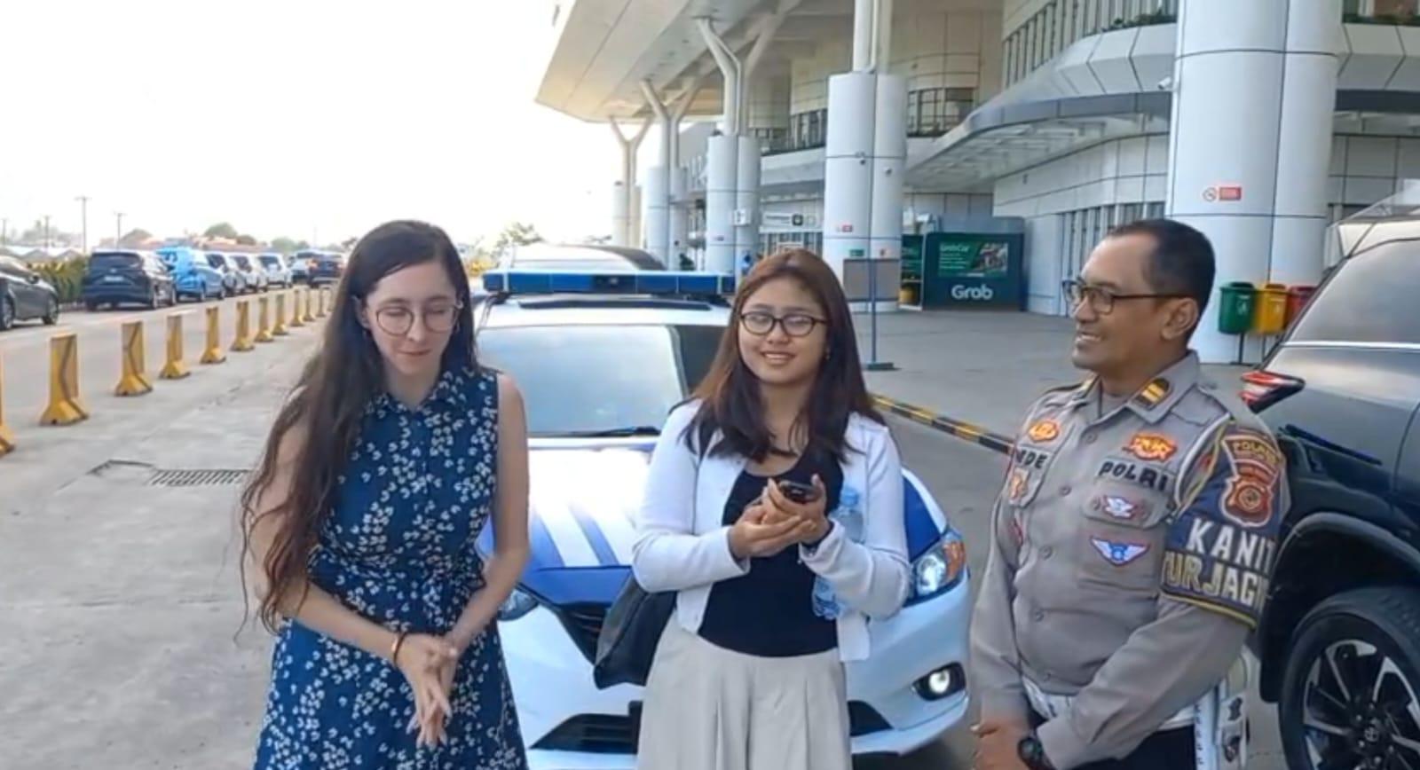 Anggota Satlantas Polres Tasikmalaya Kota Bantu Mahasiswa Pertukaran Asal Amerika Kejar Penerbangan ke AS