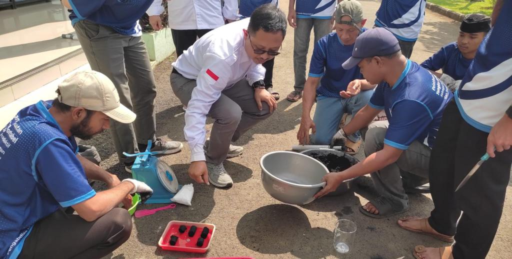 Dosen Pertanian Unsil Latih Petani Buat Tungku Arang Portabel, Dorong Produktivitas dan Kelestarian Lingkungan
