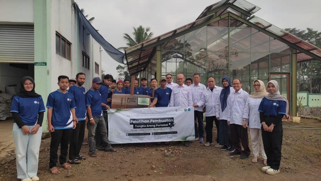 Dosen Fakultas Pertanian Unsil Tasikmalaya Latih Petani Buat Tungku Arang Portabel, Dukung Produksi Ramah Lingkungan