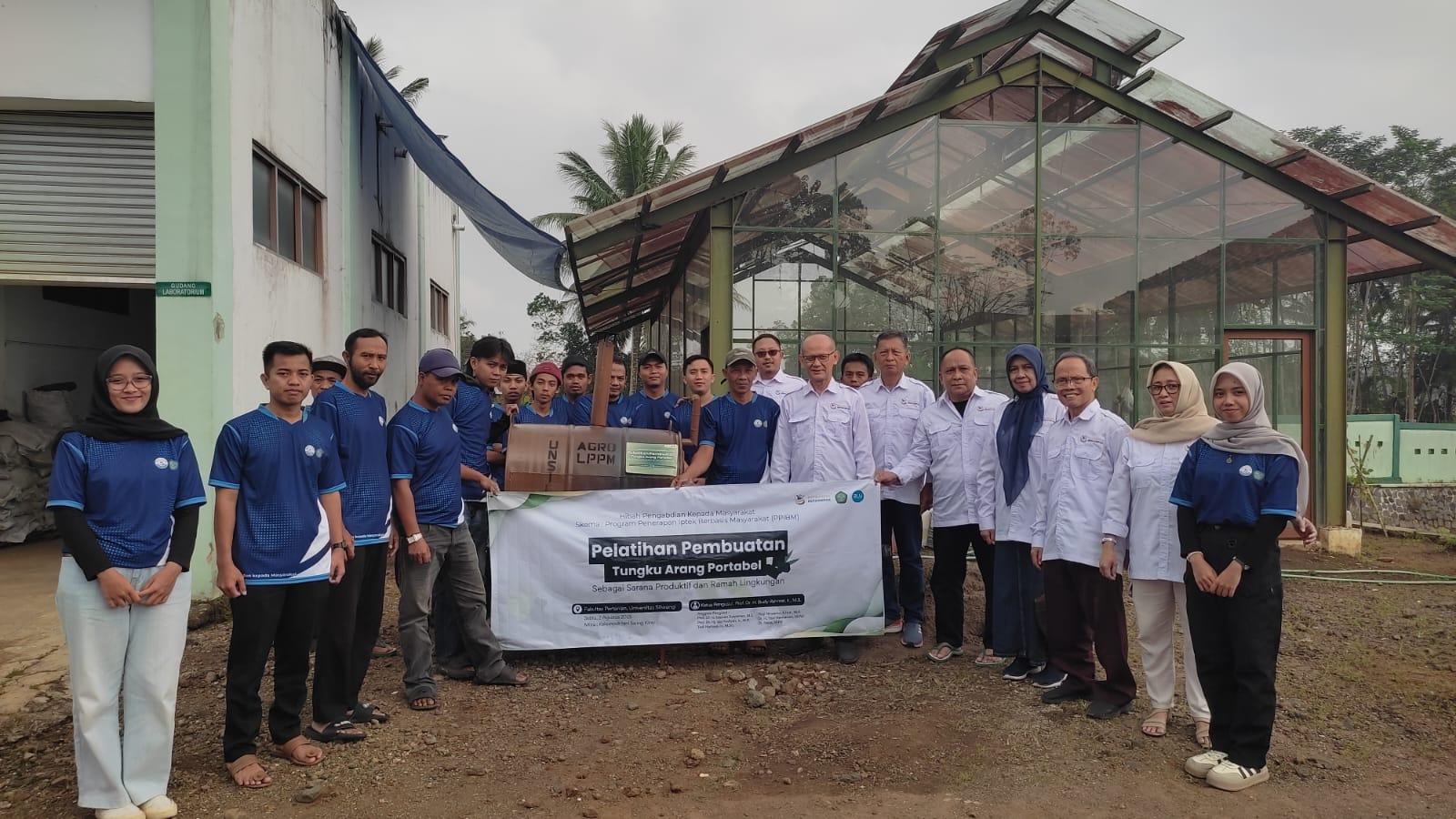 Dosen Fakultas Pertanian Unsil Tasikmalaya Latih Petani Buat Tungku Arang Portabel, Dukung Produksi Ramah Lingkungan