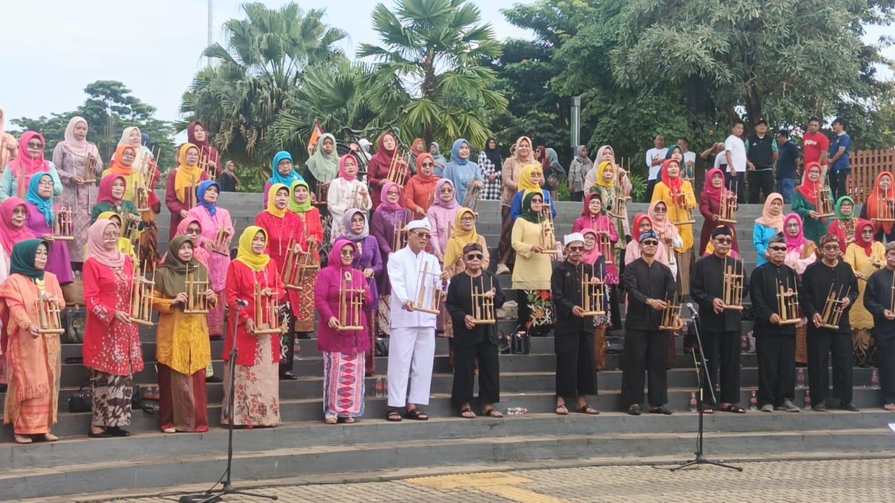 Bupati Ciamis Main Angklung Bersama Pensiunan, Pererat Silaturahmi dan Lestarikan Seni Tradisional