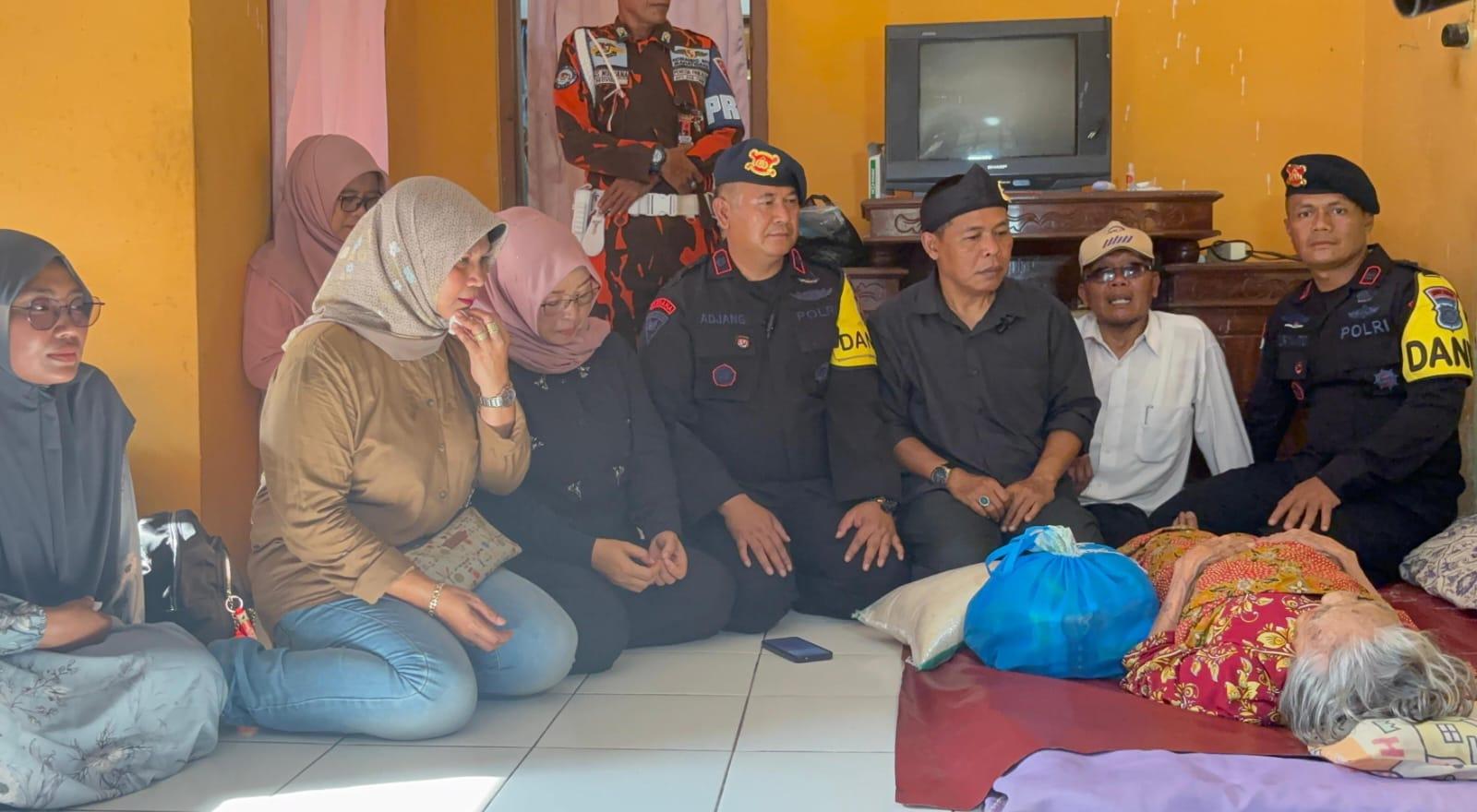 Melalui Program “Brimob Nya'ah Ka Indung” Batalyon D Pelopor Satbrimob Polda Jabar Salurkan Bantuan untuk Lansia di Ciamis