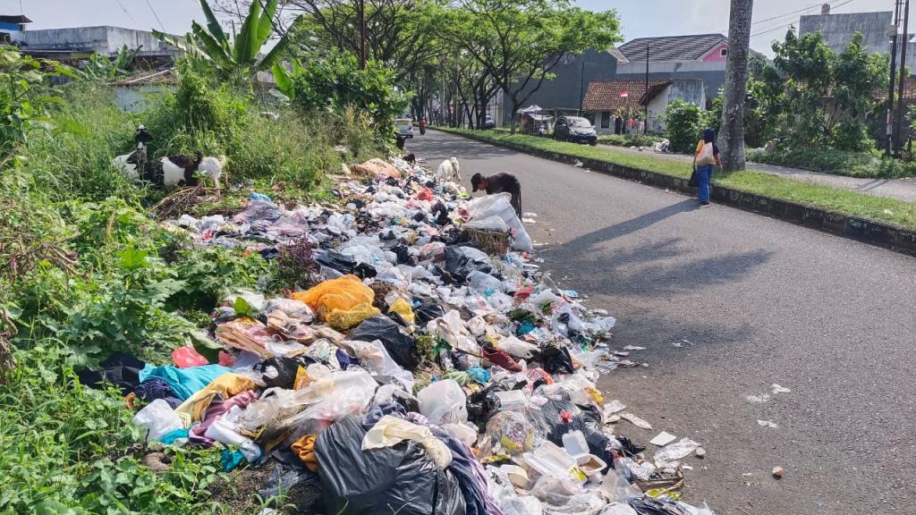 Bikin Gak Nyaman, Tumpukan Sampah Kembali Meluber ke Jalan AH Witono Cikurubuk, DLH: Besok Diangkut!