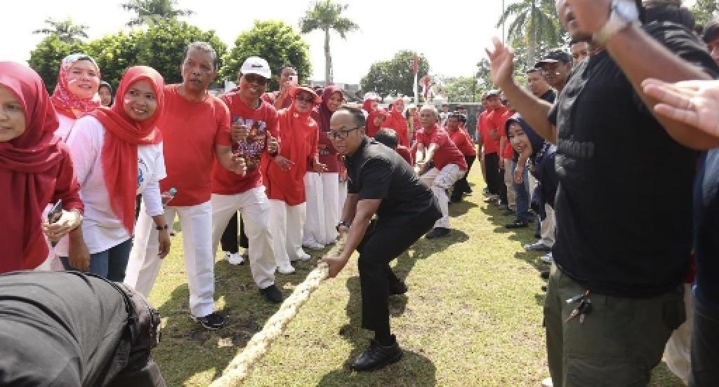 Keseruan Wali Kota Tasikmalaya Viman Ikut Lomba Tarik Tambang Bersama Para Pegawai