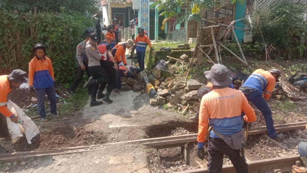 KAI Daop 2 Bandung Tutup 24 Perlintasan Sebidang Tidak Terjaga untuk Keselamatan Perjalanan Kereta Api