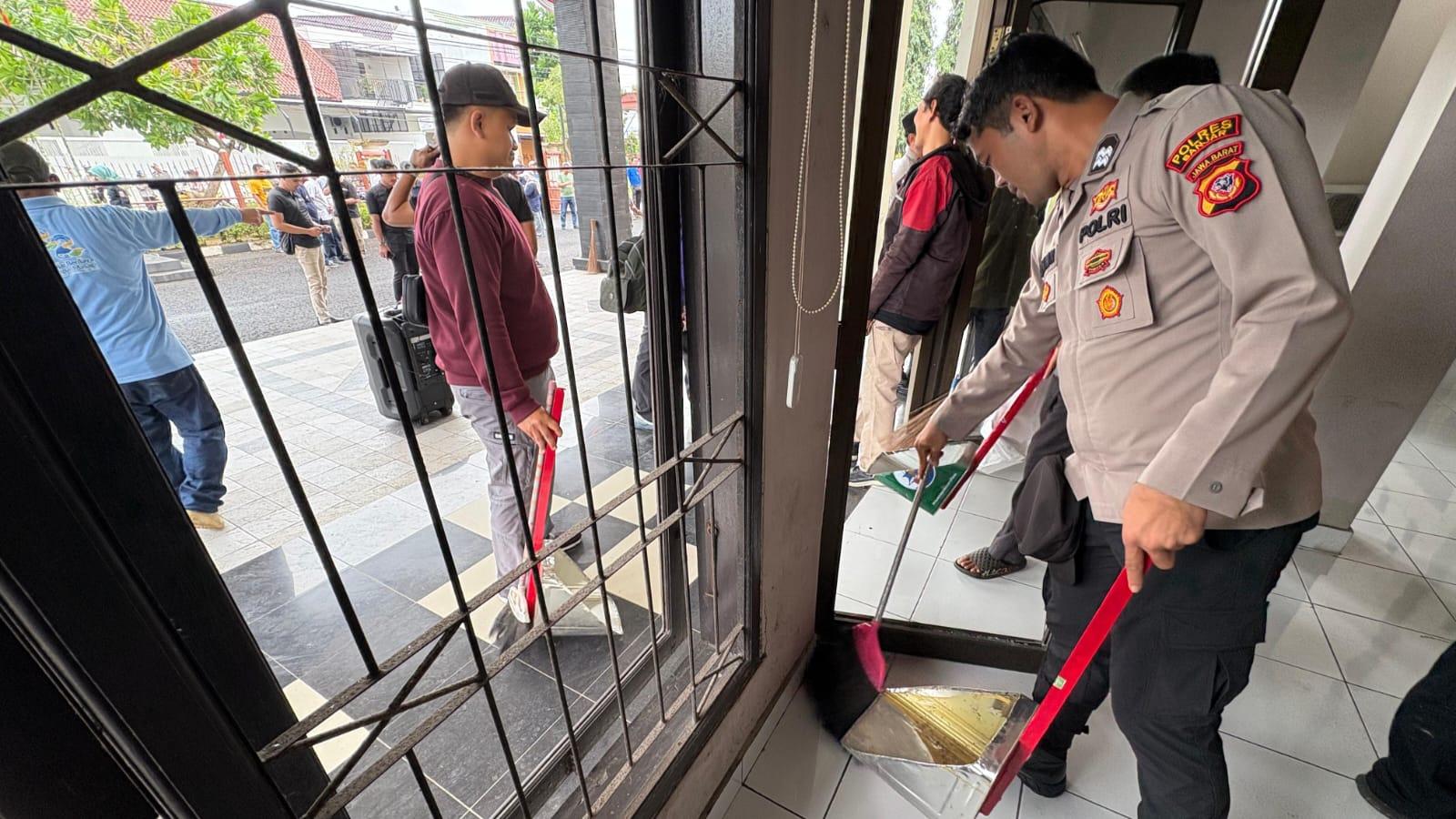 Sehari Pasca-Kerusuhan, Pemkot Banjar Bersihkan Fasilitas yang Rusak di Kantor DPRD