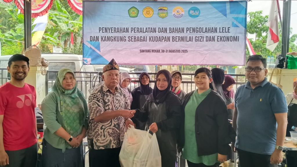 PKK dan Karang Taruna Desa Santanamekar Diajarkan Pengolahan Ikan Lele serta Kangkung Oleh Dosen Unsil dan Unper Tasikmalaya