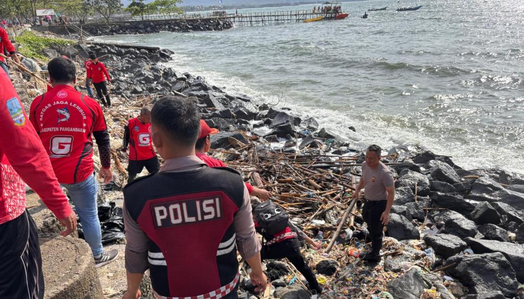 Sat Samapta Polres Pangandaran Gelar Patroli dan Aksi Bersih Pantai, Iptu Jajat: Kebersihan Tanggung Jawab Bersama