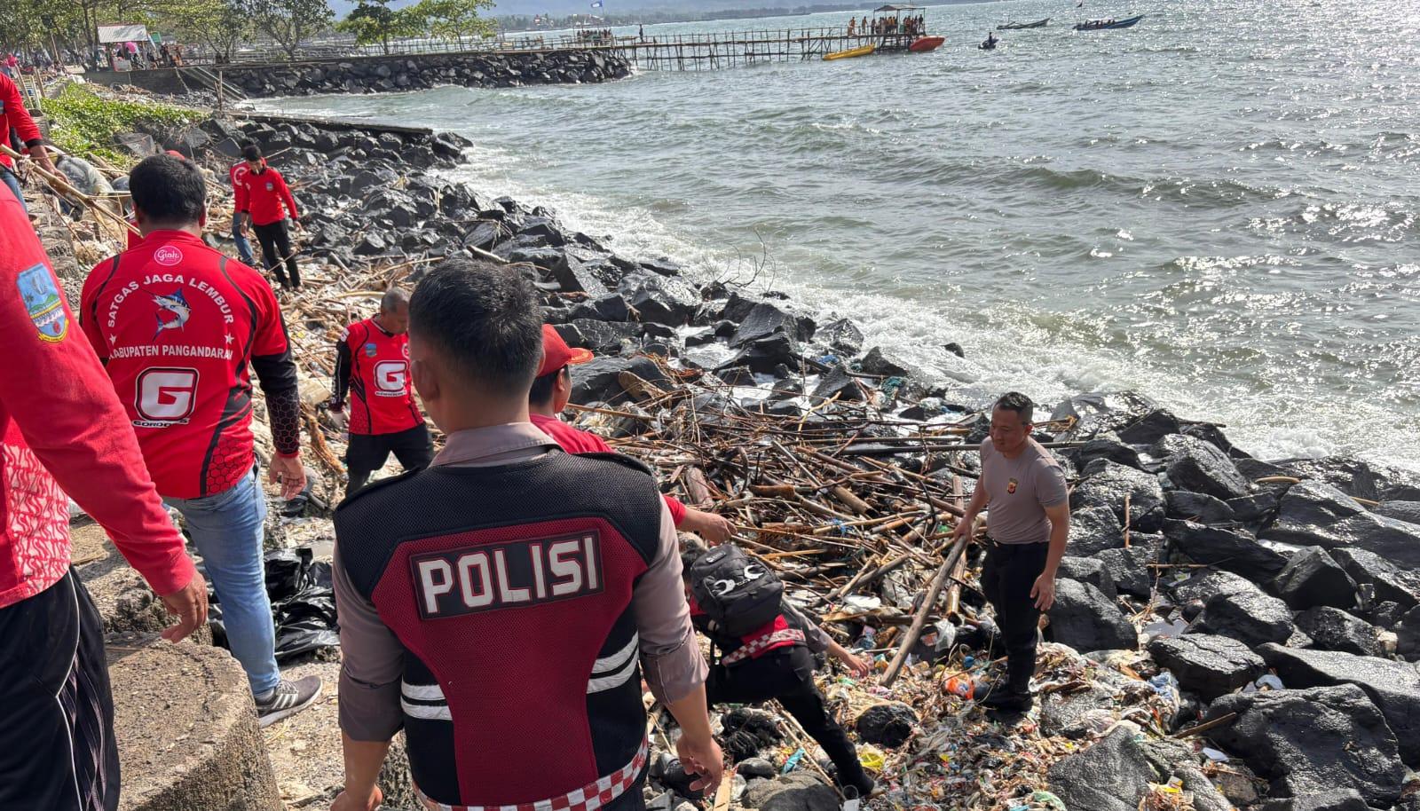 Sat Samapta Polres Pangandaran Gelar Patroli dan Aksi Bersih Pantai, Iptu Jajat: Kebersihan Tanggung Jawab Bersama